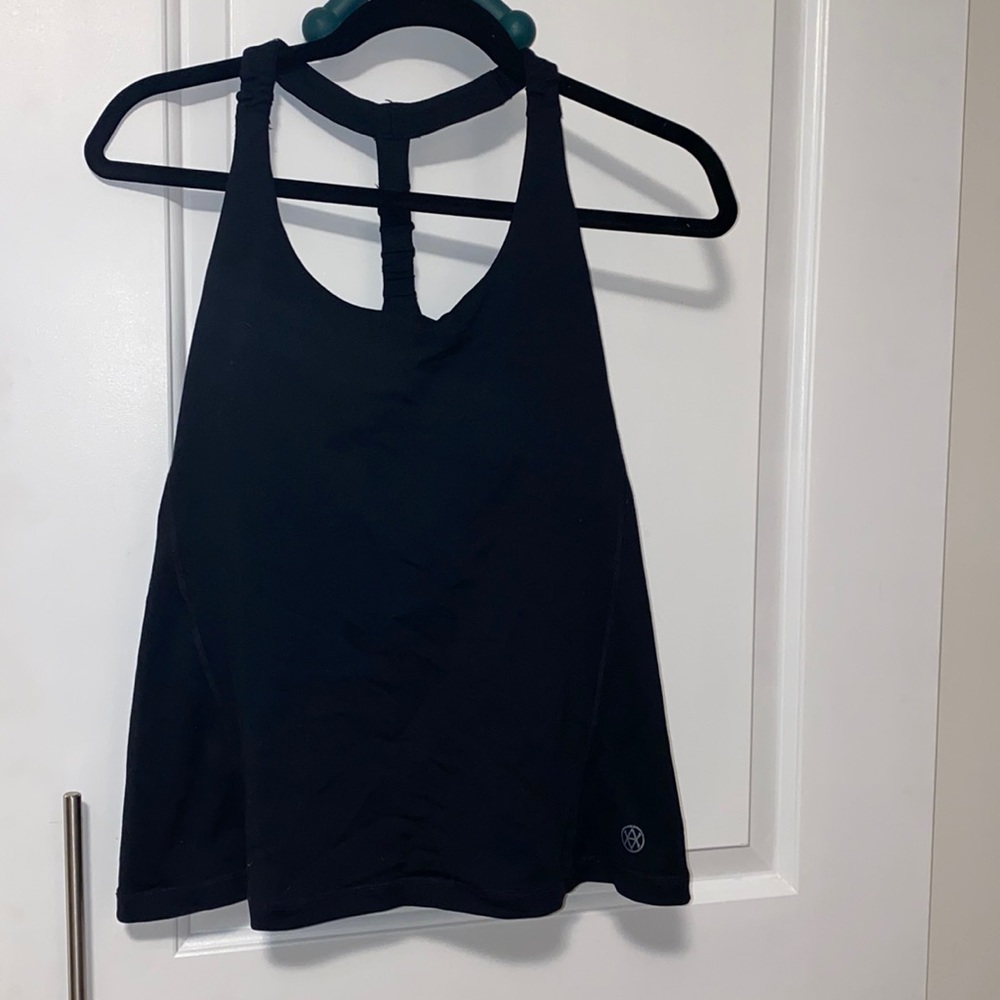 Cabi athleisure top with strappy back & shelf bra - M